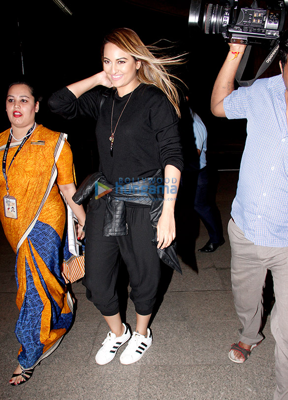 Sonakshi Sinha, Adah Sharma, Taapsee Pannu & others snapped at the airport