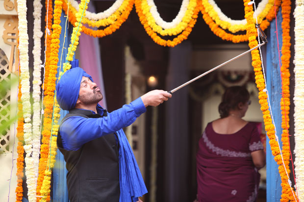 Sunny Deol becomes a selfie addict in Poster Boys