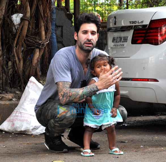 sunny leones husband daniel weber snapped with baby nisha 6