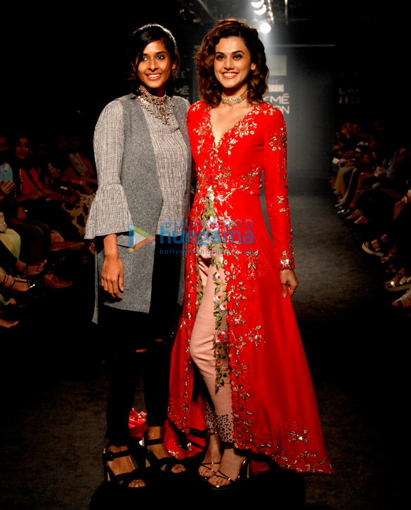 taapsee pannu walks for divya reddy at lakme fashion week 2017 2