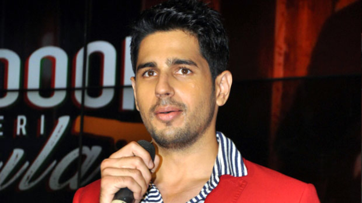 Sidharth Malhotra Trolls A Reporter When Asked About A Funny Question On James Bond & Kissing Scenes Sidharth Malhotra Trolls A Reporter When Asked About A Funny Question On James Bond & Kissing Scenes