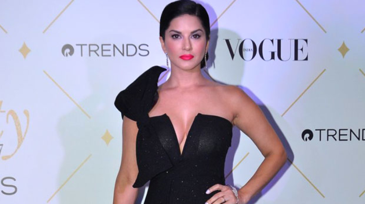 SIZZILING Sunny Leone OPENS UP About Her Daughter | Vogue Beauty Awards 2017