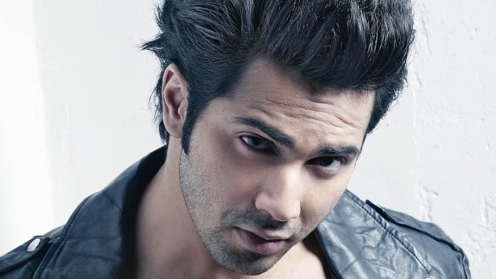 Varun Dhawan Promotes Akshay Kumar’s Toilet Ek Prem Katha In His Own UNIQUE Style Varun Dhawan Promotes Akshay Kumar’s Toilet Ek Prem Katha In His Own UNIQUE Style