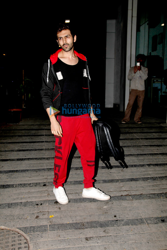 varun dhawan and kartik aaryan snapped at gym today 2