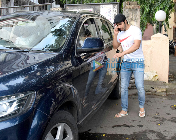 varun dhawan snapped post meeting at shoojit sircars office in juhu 3 2