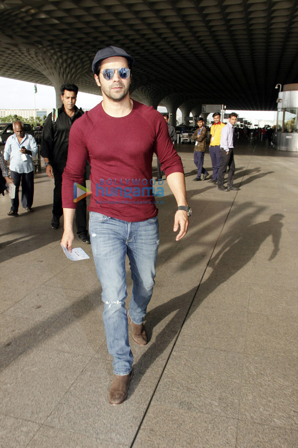 varun dhawan snapped with girlfriend at the airport 5