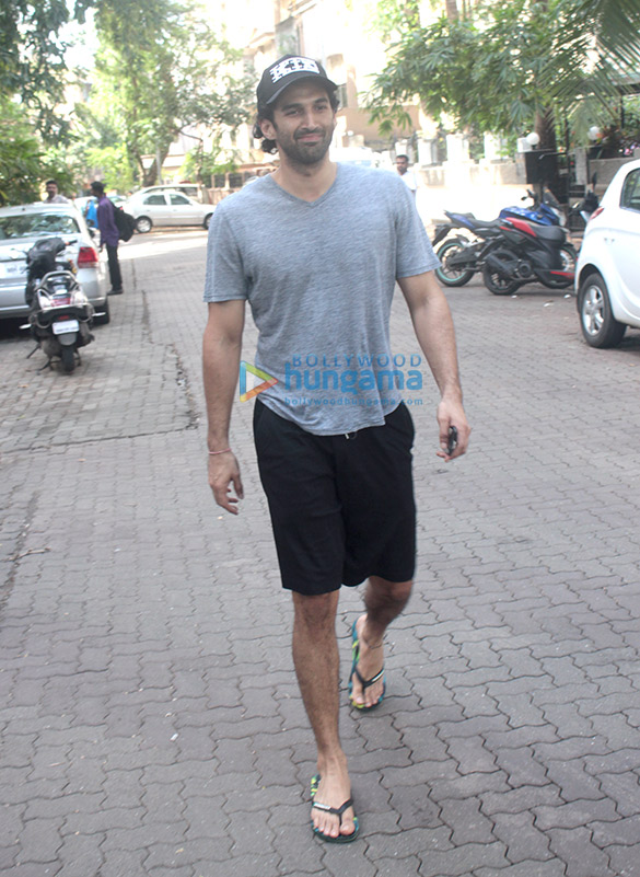 Aditya Roy Kapur snapped at Mohit Suri’s office in Bandra Aditya Roy Kapur snapped at Mohit Suri’s office in Bandra