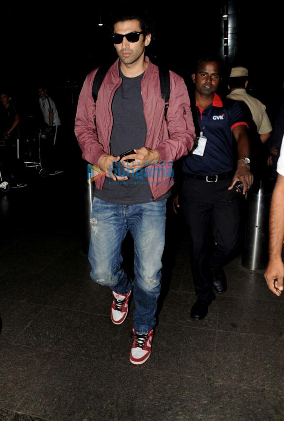 aditya roy kapur snapped at airport 4