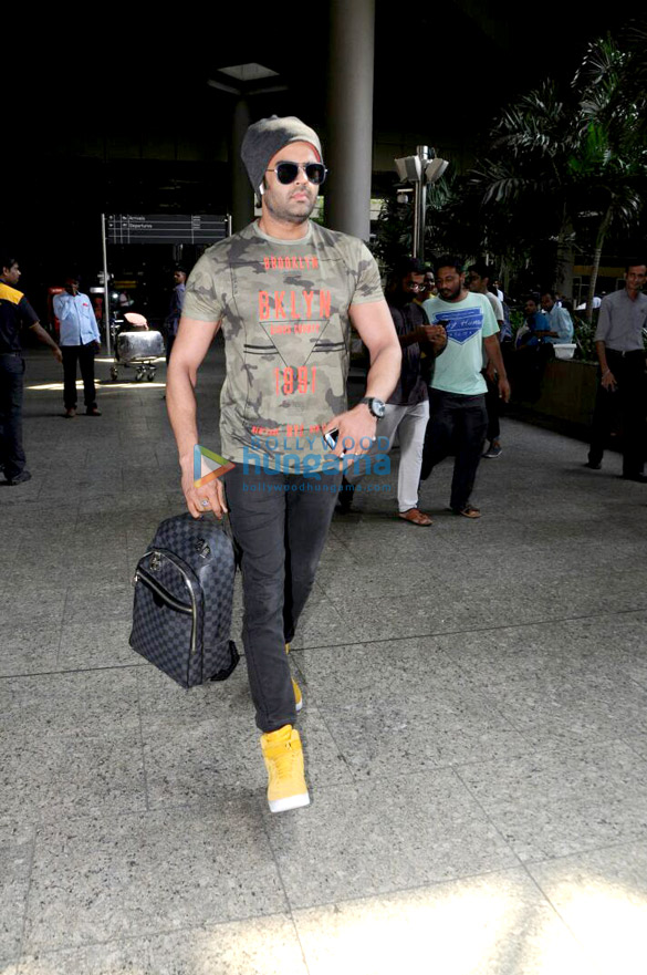 arjun kapoor evelyn sharma zareen khan and others snapped at the airport 002
