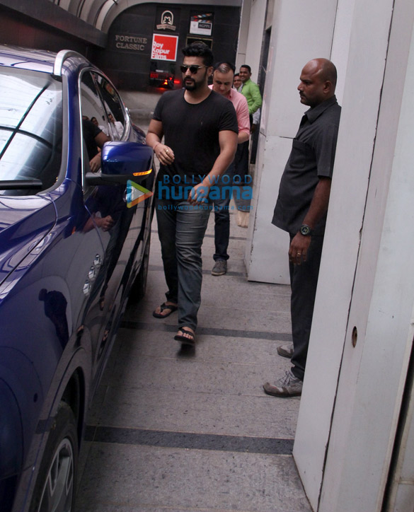 arjun kapoor spotted at ashutosh gowarikers office in khar 2