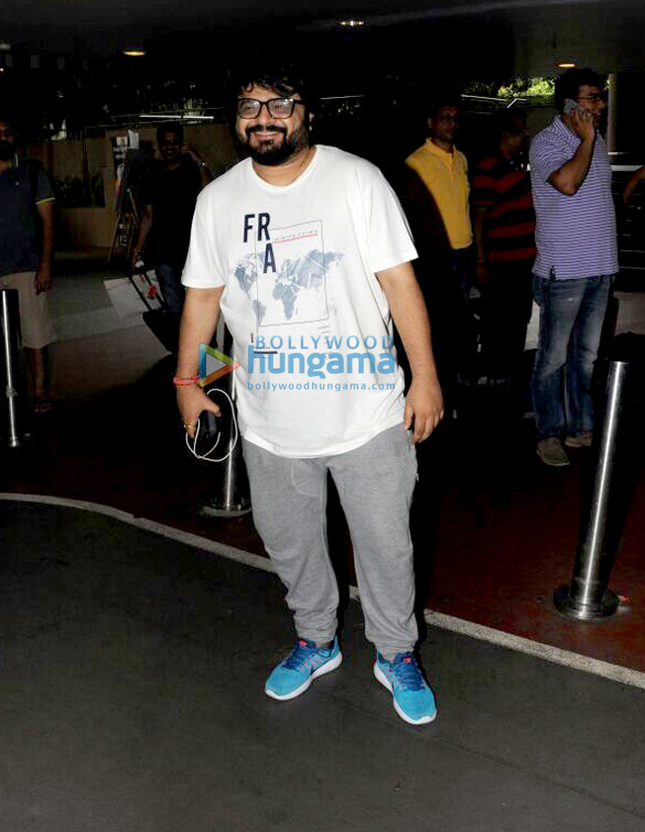 arjun vivek and pritam snapped at the airport in the morning 3