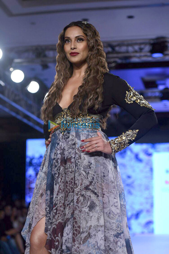 bipasha basu and rocky s walk the ramp at bombay times fashion week 2