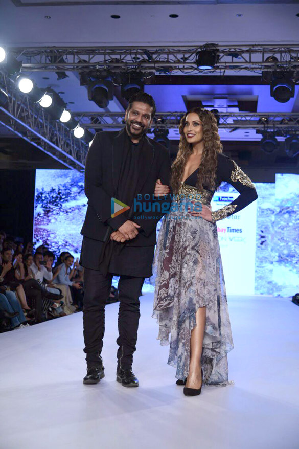 bipasha basu and rocky s walk the ramp at bombay times fashion week 3