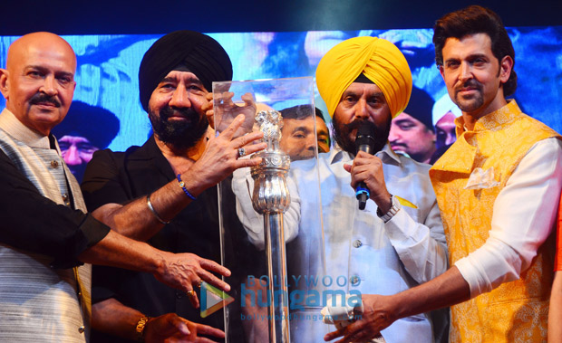 Check out Hrithik Roshan and Rakesh Roshan pay tribute to Bhagat Singh on his 110th birth anniversary1 (1)