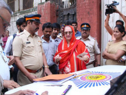 Dilip Kumar and Saira Banu get possession of their Pali Hill property after 10 years