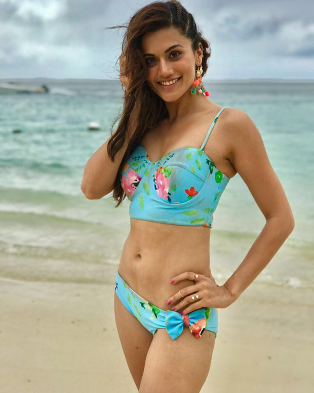 Taapsee Pannu Ki Xxx - HOTNESS: Taapsee Pannu looks stunning in a floral bikini in the song 'Aa  Toh Sahi' from Judwaa 2 2 : Bollywood News - Bollywood Hungama