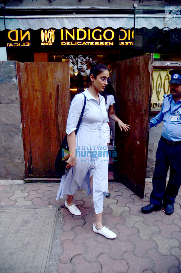 ileana dcruz snapped outside a restaurant in bandra 4
