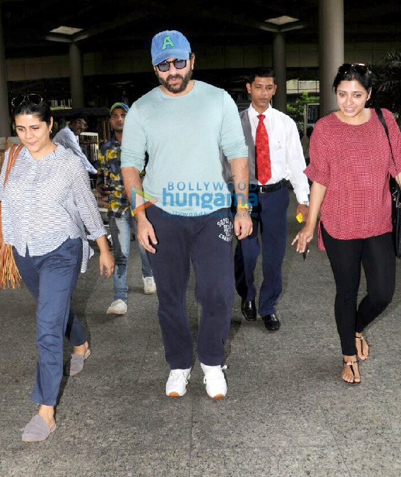 john abraham saif ali khan and others snapped at the airport 2