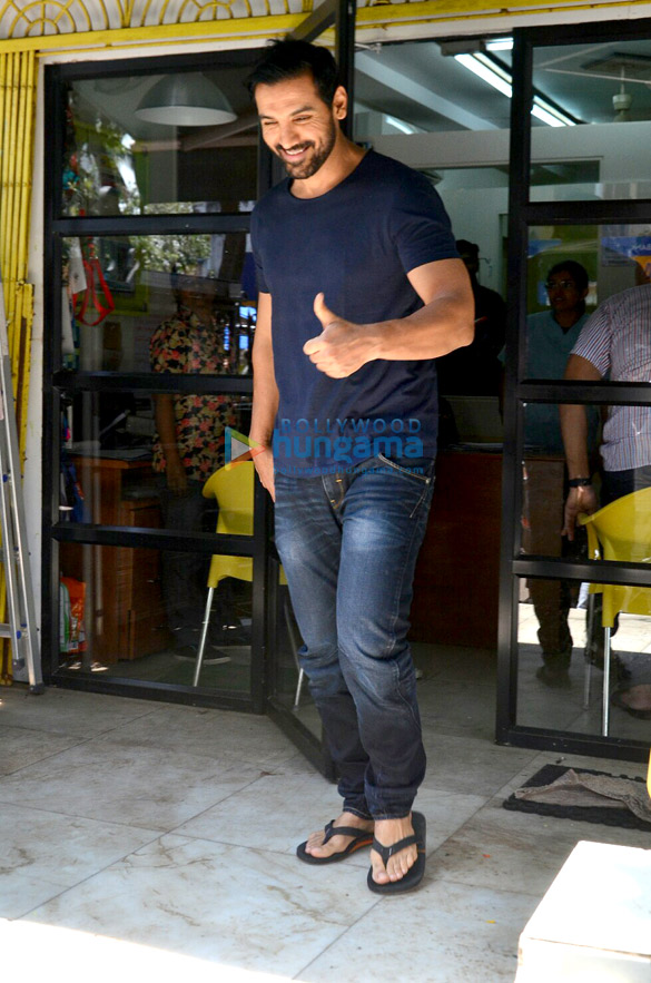 john abraham snapped with his dog post visiting a veterinary clinic in bandra 6