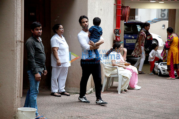 kareena kapoor khan and tusshar kapoor snapped with their kids in bandra 2