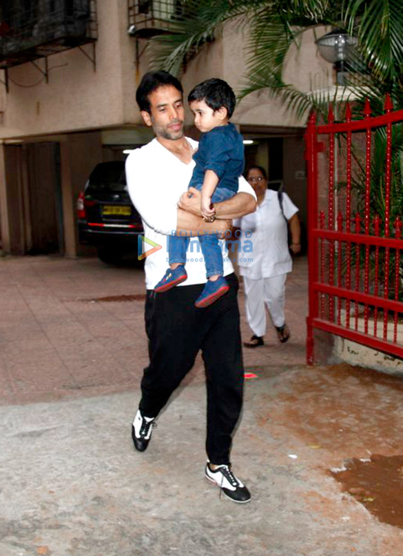 kareena kapoor khan and tusshar kapoor snapped with their kids in bandra 6