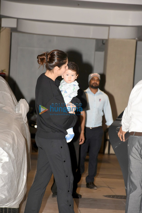 kareena kapoor khan snapped with taimur post birthday celebrations at babita kapoors house in bandra 1