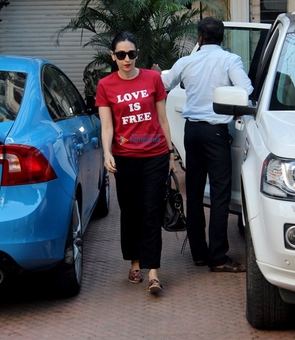 karisma kapoor snapped in bandra 2 3