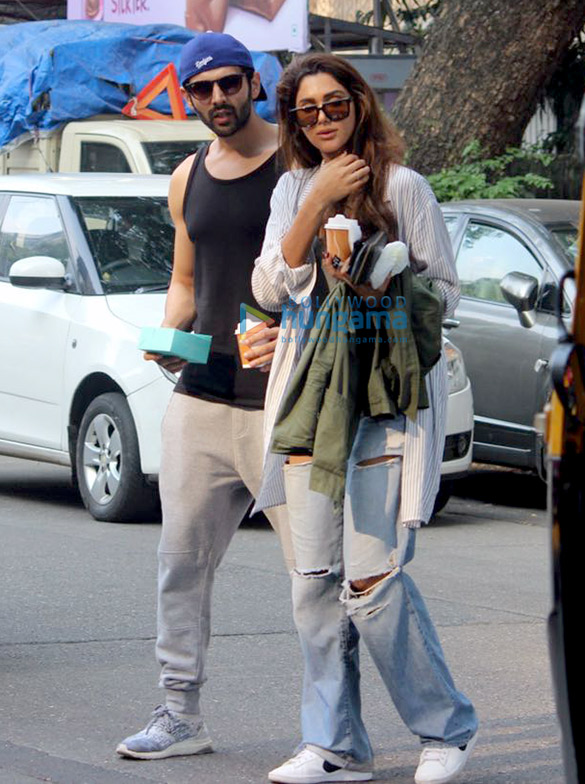 kartik aaryan snapped in bandra 5