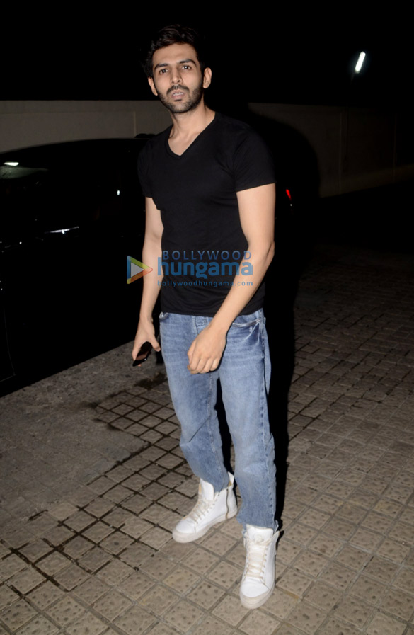 kartik aryan snapped in bandra 1
