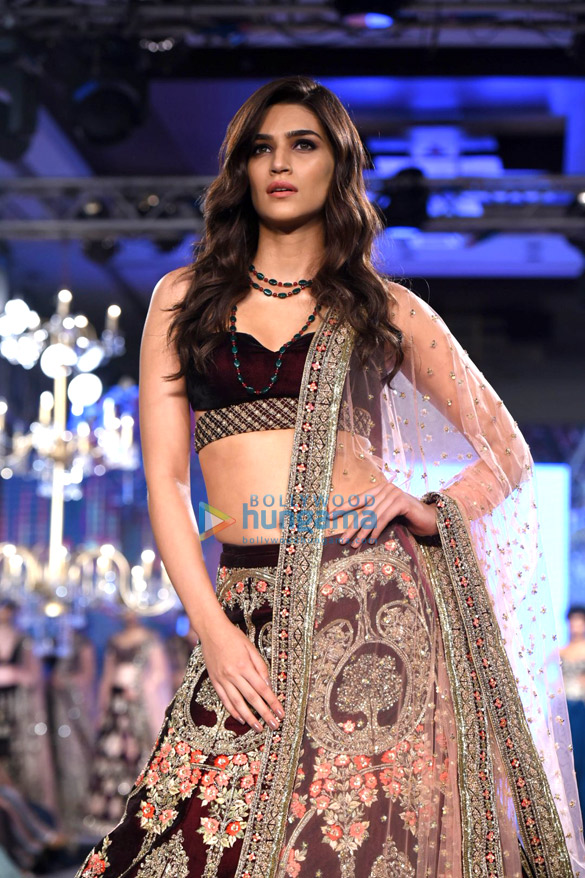 kriti sanon walks the ramp at bombay times fashion week 4
