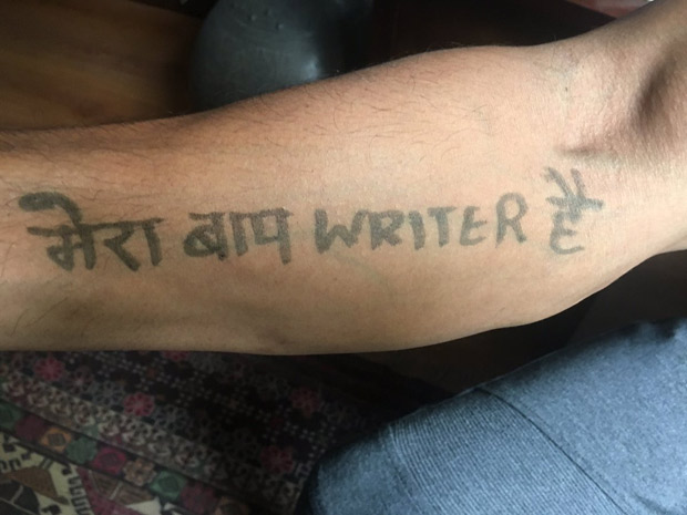 LOL! Farhan Akhtar gets 'Mera Baap Writer Hai' 'tattooed' on his hand :  Bollywood News - Bollywood Hungama