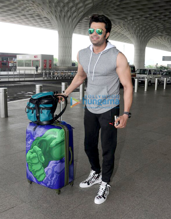 manish paul snapped at the airport 2
