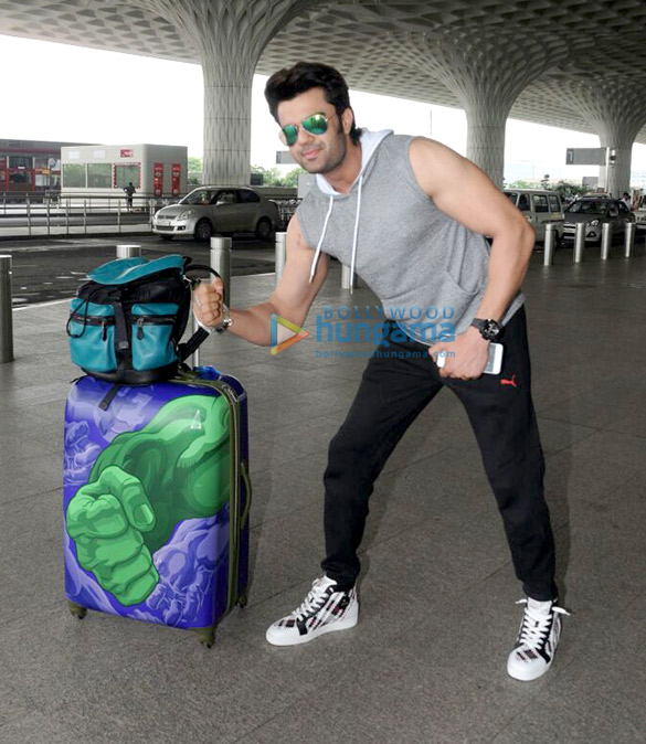 manish paul snapped at the airport 3