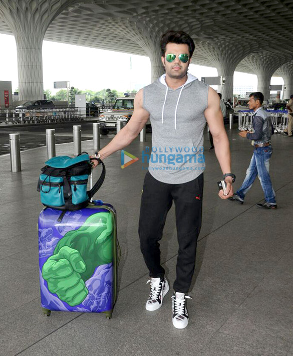manish paul snapped at the airport 5
