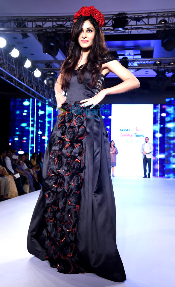 pooja chopra walk the ramp at bombay times fashion week 2