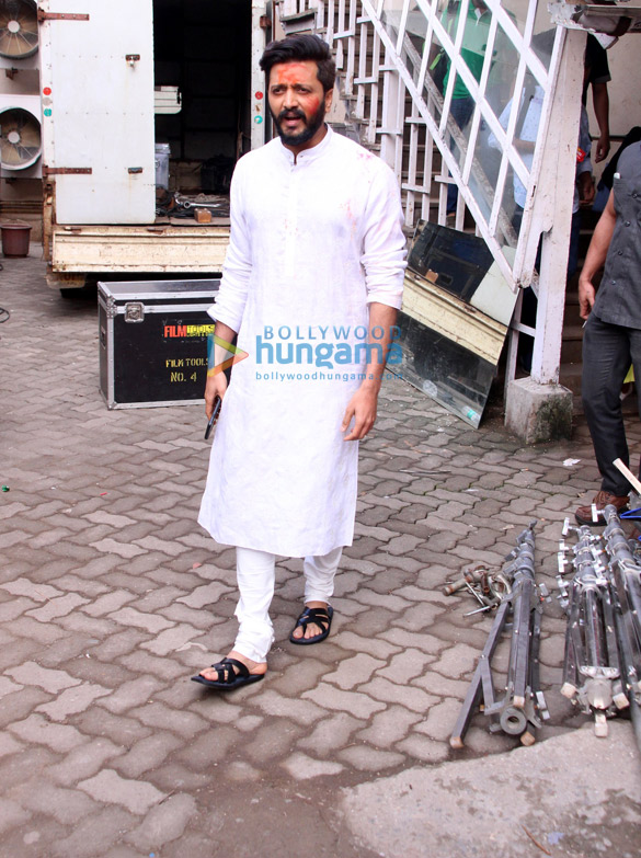 riteish deshmukh spotted after photoshoot at mehboob studio 5