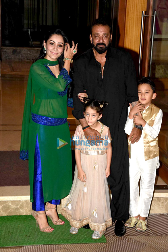 sanjay dutts eid dinner with bhoomi starcast 1