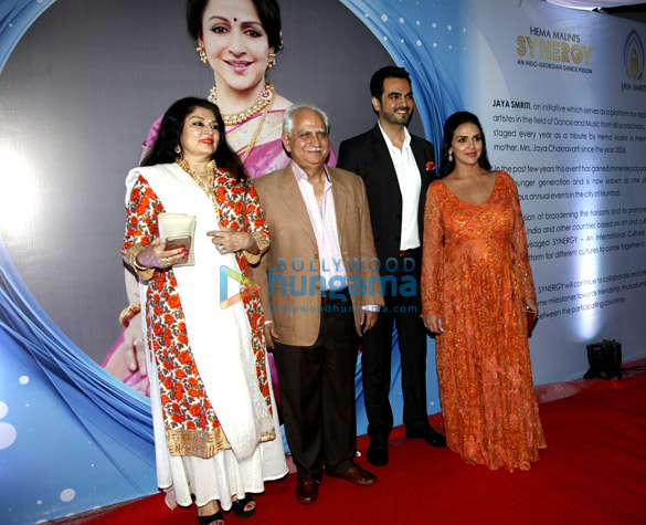 shah rukh khan graces hema malinis dance event with international artist 2