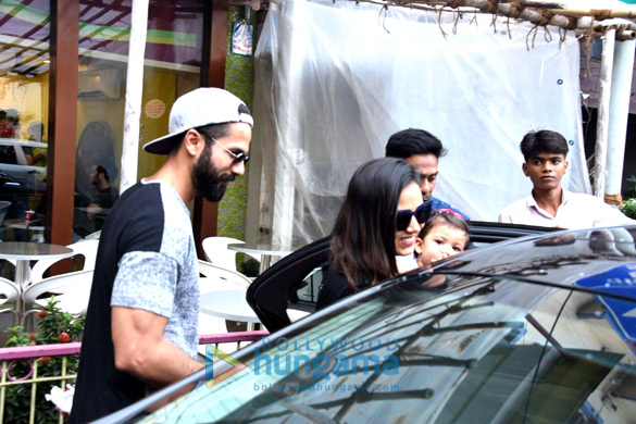 shahid kapoor and family snapped on mira kapoors birthday at an ice cream store 4