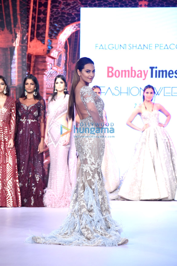 sonakshi sinha walks the ramp at bombay times fashion week 2017 4