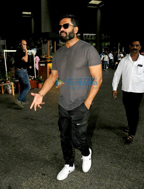 suniel shetty snapped at the airport 6
