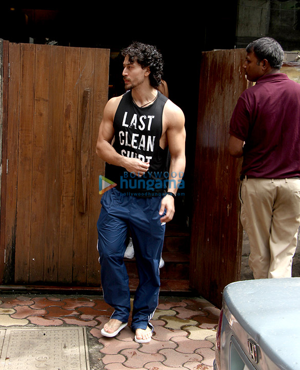 tiger shroff and disha patani snapped post lunch at indigo in bandra 2