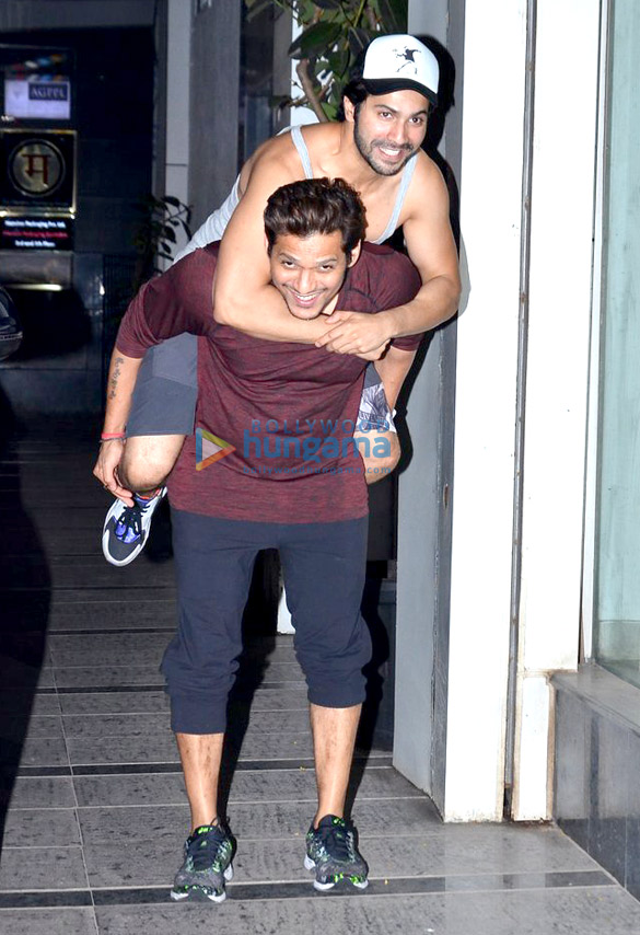 varun dhavan snapped with his gym trainer and pal in bandra 3