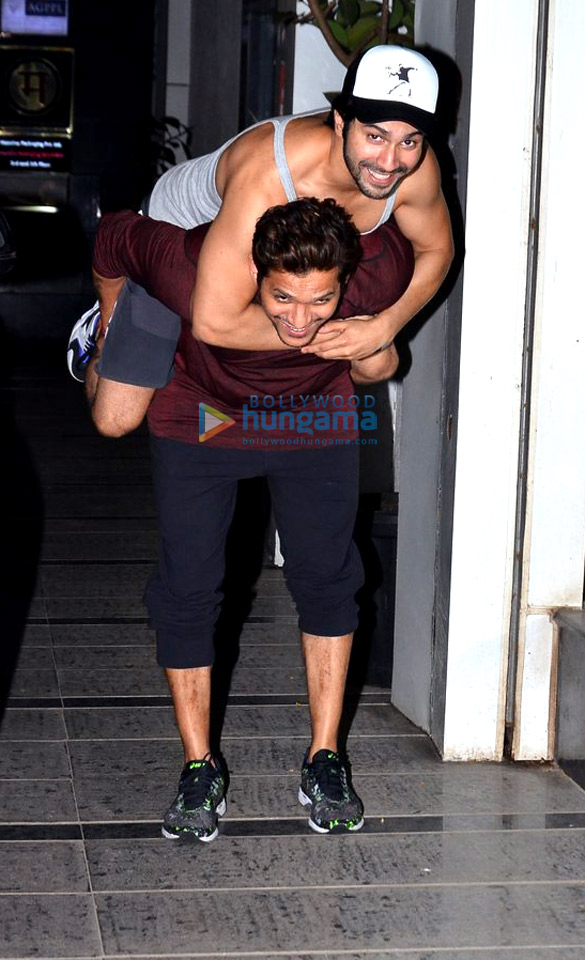 varun dhavan snapped with his gym trainer and pal in bandra 5