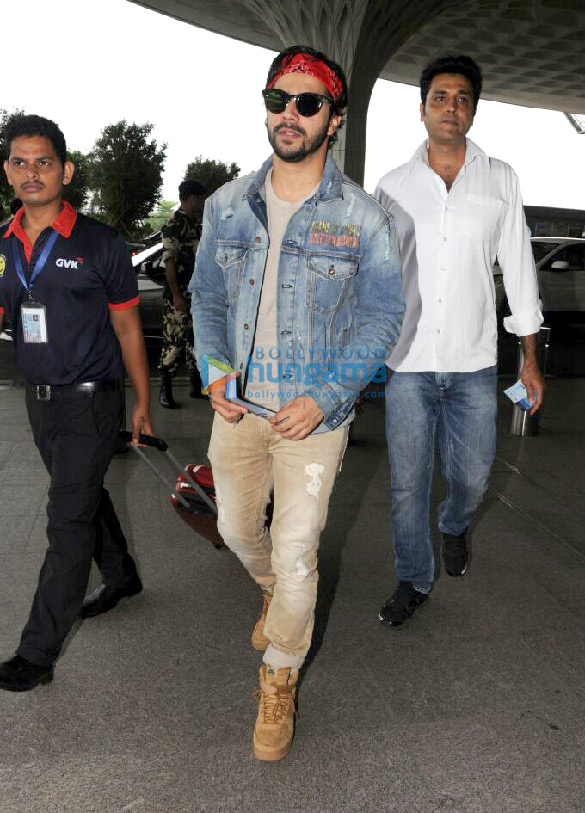varun dhawan snapped at the airport 4