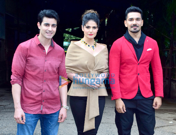 zarine khan snapped on the sets of comedy dangal 1
