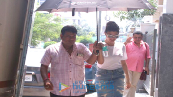 Jacqueline Fernandez snapped house hunting in Bandra