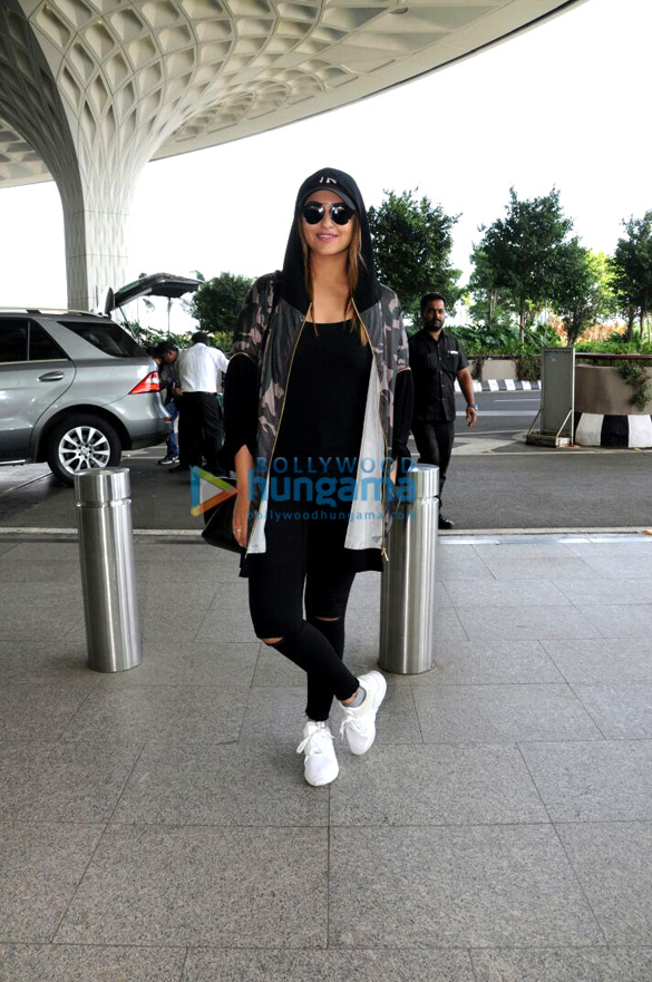 aamir sonakshi and zareen snapped at the airport 2
