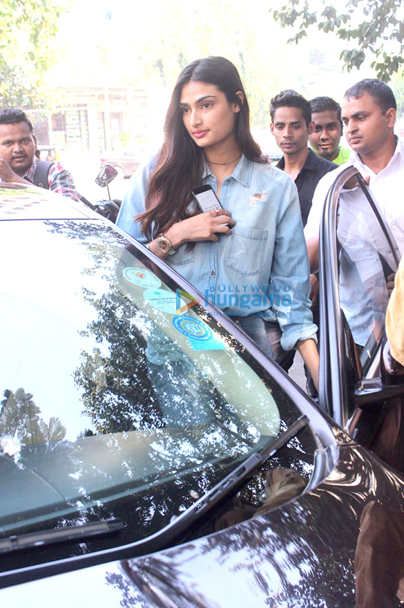 athiya shetty snapped at sequel in bandra 5