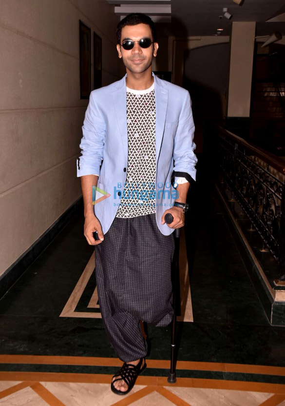 cast of shaadi mein zaroor aana snapped interacting with the media 3